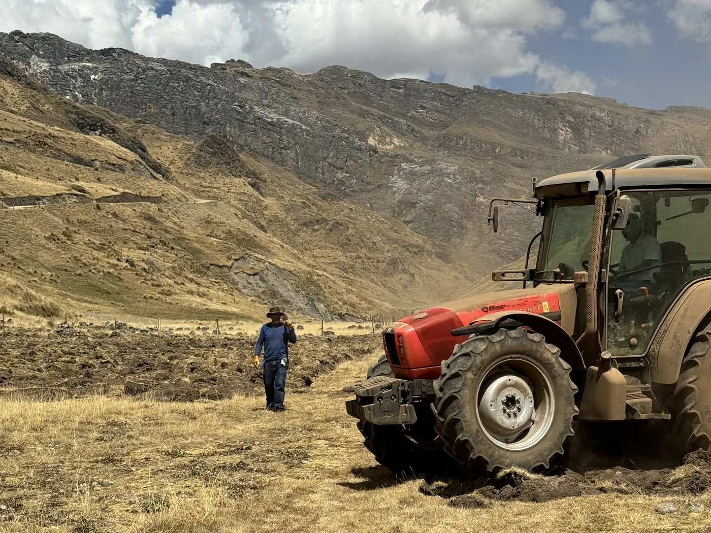 Tractor durante la preparación del terreno del proyecto agrícola